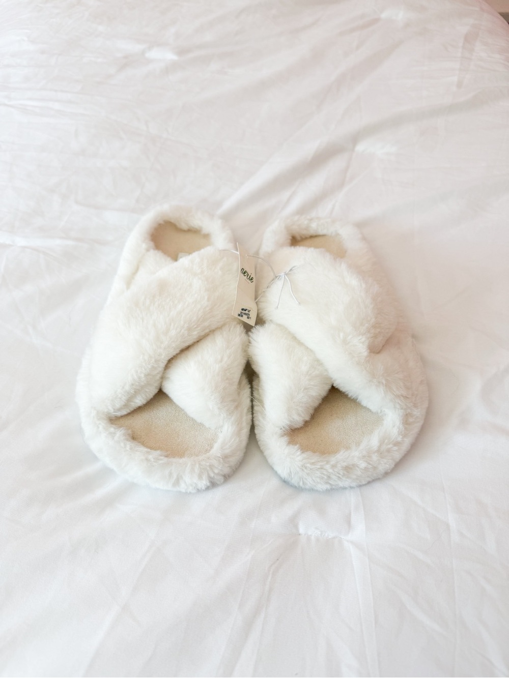 Aerie White Fuzzy Slippers Size 6